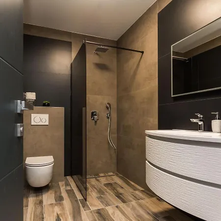 Lara Villa
