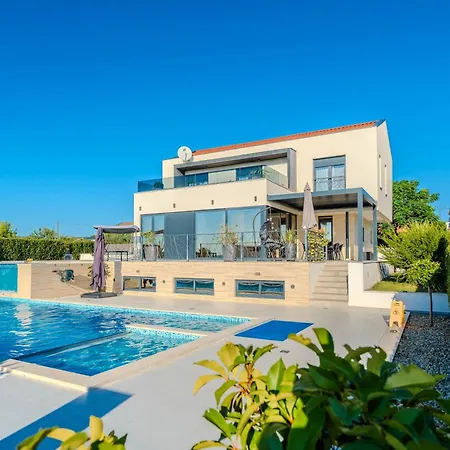 Lara Villa