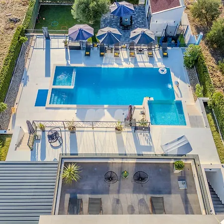 Lara Villa