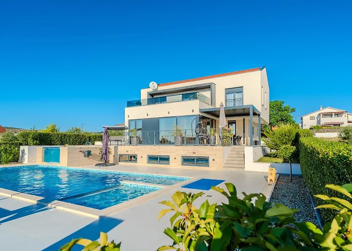 Lara Villa