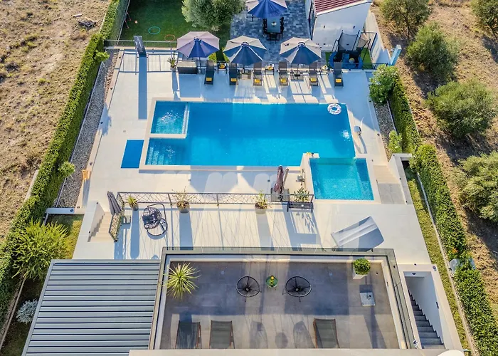 Lara Villa